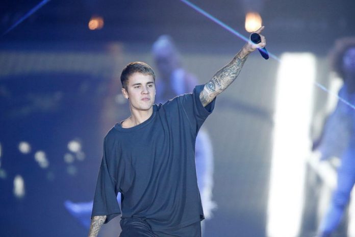 Justin Bieber niega interés por Selena Goméz tras su anuncio de retiro El cantante canadiense Justin Bieber negó este martes que siga interesado en la también artista Selena Gomez, un día después de anunciar que abandonaba temporalmente el mundo de la música