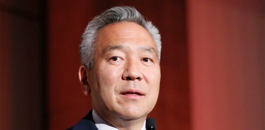 Investigan unos mensajes que incriminarían al presidente y consejero delegado de Warner Bros., Kevin Tsujihara.