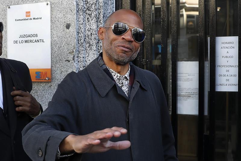 El músico cubano Liván Castellano Valdés a su llegada este jueves al Juzgado de lo Mercantil número 12 de Madrid, donde está citado a declarar Carlos Vives por la demanda que puso contra el cantante colombiano y la cantante Shakira por supuesto plagio de la canción "La bicicleta".