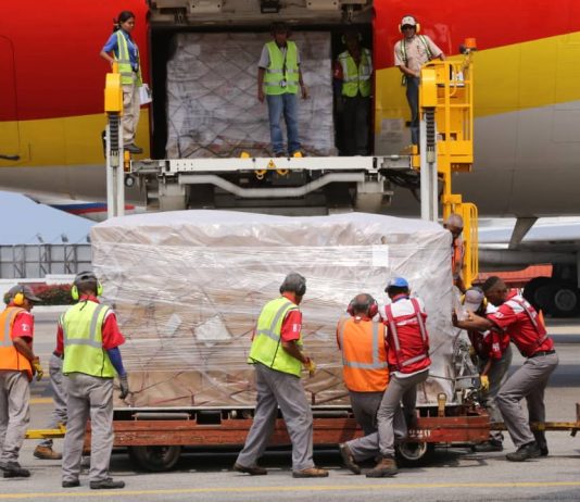 Llega a Venezuela un cargamento con fármacos y material médico desde China Un cargamento con 65 toneladas de fármacos y material médico llegó este viernes a Venezuela procedente de China.