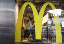 Jurado de Florida otorga 800.000 dólares a menor que se quemó con un McNugget de McDonald's La cadena estadounidense de restaurantes McDonald's anunció este martes la adquisición de la firma tecnológica Dynamic Yield, especializada en el uso de inteligencia artificial