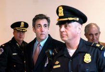 Michael Cohen, exabogado personal del presidente de EE.UU., Donald Trump, entregó este miércoles al Comité de Inteligencia de la Cámara Baja documentos que supuestamente prueban que el equipo legal del mandatario lo ayudó con la declaración falsa