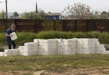 Muro de queso a pocos pasos de la barda que separa Estados Unidos y México.