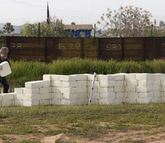 Muro de queso a pocos pasos de la barda que separa Estados Unidos y México.