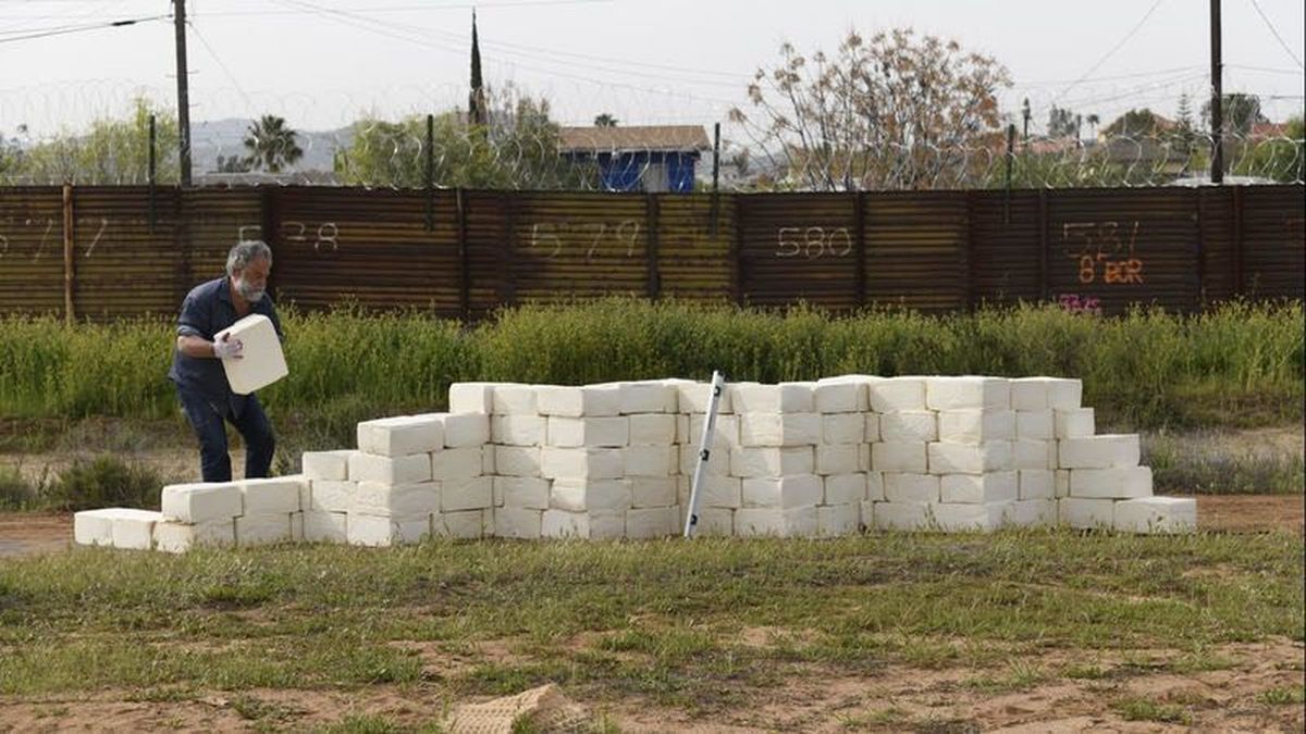Muro de queso a pocos pasos de la barda que separa Estados Unidos y México.