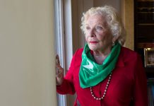 "Las mujeres no somos incubadoras", insiste Minyersky, que critica que se impongan a estas jóvenes obligaciones y que se violen sus derechos fundamentales.