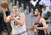 Nikola Jokic tuvo doble-doble de 21 puntos y 19 rebotes para los Nuggets.