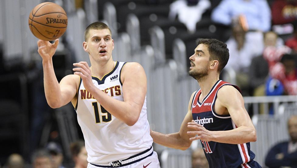 Nikola Jokic tuvo doble-doble de 21 puntos y 19 rebotes para los Nuggets.