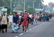 Más de 1.200 migrantes, en su mayoría centroamericanos, comenzaron este sábado su caminata por el sureste de México.