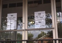 "No medios de comunicación (TV, radio, etc) ¡Solo prensa negra!", decía un cartel a la entrada del acto, según una fotografía publicada por el diario The Savannah Morning News.