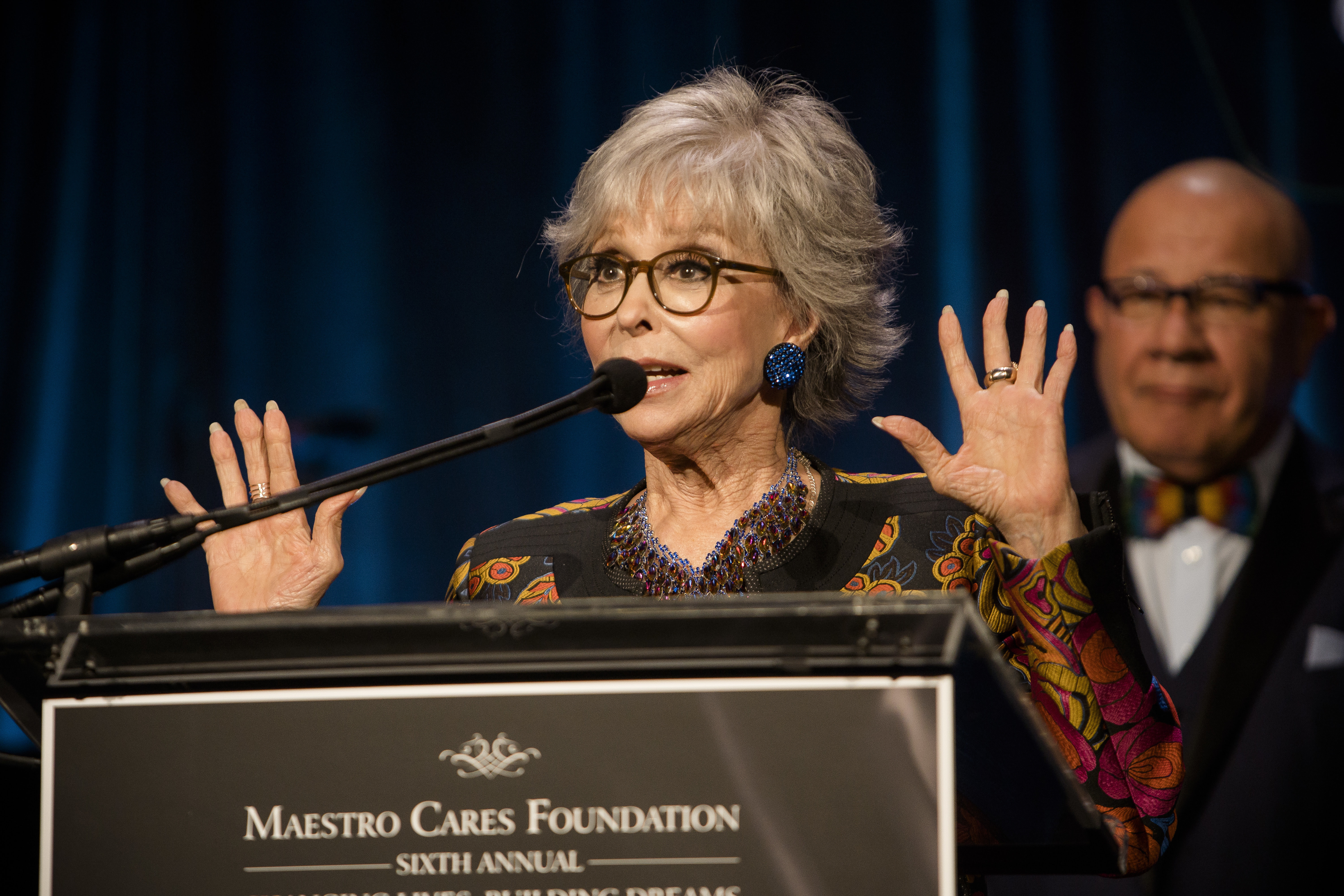  Rita Moreno, recibi&oacute; el galard&oacute;n Maestro Cares Embajadora Global de las Artes y la Cultura.