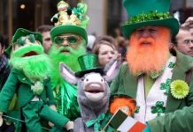 Cientos de personas acuden al desfile de San Patricio de Nueva York Los irlandeses y sus descendientes mostraron con orgullo la hoja de trébol de tres hojas.