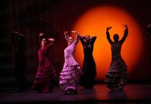 La bailaora Sara Baras hizo retumbar las paredes del teatro New York City Center este jueves con su espectáculo "Sombras", que entusiasmó al público y dio arranque al Flamenco Festival