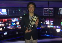 Universitarios lanzarán minisatélite para estudiar el calentamiento urbano Sánchez de la Vega, que ha visitado la NASA en tres ocasiones, cumple con las tareas de ingeniería de sistemas, que incluyen el diseño y la fabricación de la estructura CubeSat.