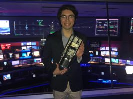 Universitarios lanzarán minisatélite para estudiar el calentamiento urbano Sánchez de la Vega, que ha visitado la NASA en tres ocasiones, cumple con las tareas de ingeniería de sistemas, que incluyen el diseño y la fabricación de la estructura CubeSat.