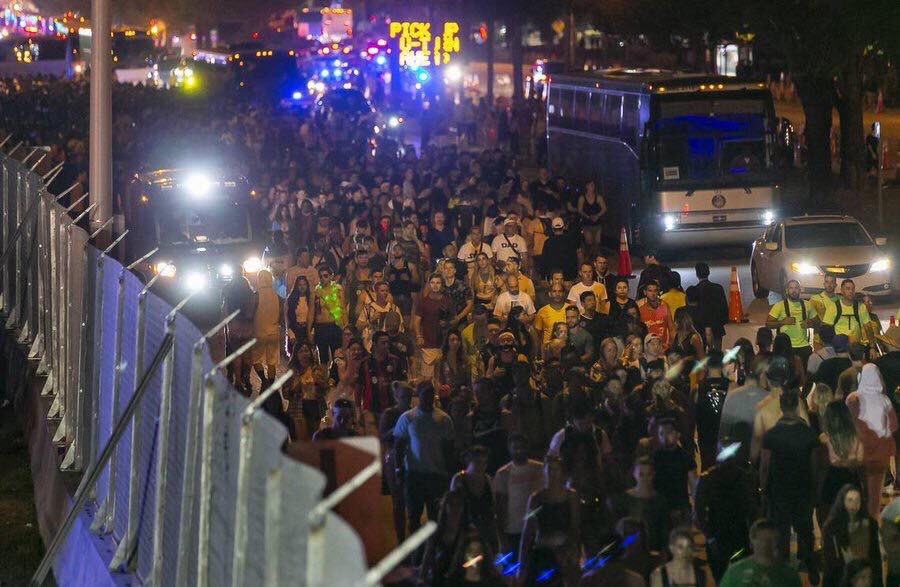 Medios locales de Miami muestran imágenes de largas filas de vehículos y autobuses que en lenta procesión intentan salir del Cayo Virginia.