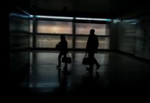 Caracas recupera la normalidad, pero cortes eléctricos persisten en Venezuela Dos personas caminan este miércoles por un pasillo del aeropuerto internacional "Simón Bolívar", ubicado en Maiquetia, que sirve a la ciudad de Caracas (Venezuela). Venezuela sobrepasó este miércoles las 50 horas desde que un fallo eléctrico cortó el lunes el suministro a millones de hogares que todavía no ven restituida por completo la luz ni suministros como el agua corriente, la telefonía o el acceso a internet.