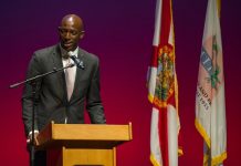 Fotografía de archivo del 15 de abril de 2018 que muestra al alcalde de Miramar, Wayne M. Messam, durante un encuentro con parte de la comunidad de haitianos residentes en la Florida en la ciudad de Miramar, en Florida