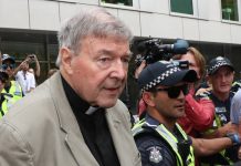 El cardenal George Pell es condenado a seis años de prisión por pederastia Pell fue detenido el 27 de febrero -a la espera de conocer su sentencia-, tras ser condenado por un jurado por abusar sexualmente de dos niños de 13 años.