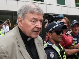 El cardenal George Pell es condenado a seis años de prisión por pederastia Pell fue detenido el 27 de febrero -a la espera de conocer su sentencia-, tras ser condenado por un jurado por abusar sexualmente de dos niños de 13 años.