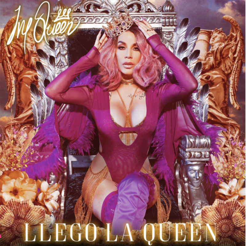 Los siete temas que aparecen en "Llegó La Queen" son "The Queen Is Here", "Llegó La Queen", "Y tú", "Pa'l frente y pa' tras", "Baile para ti", "Malvada" y "Pólvora".