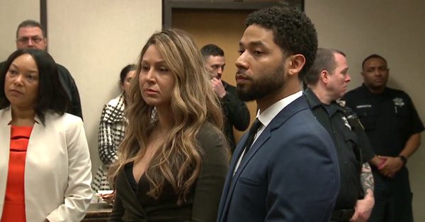 Smollett regresó a la corte criminal para una breve audiencia donde se le leyeron los 16 cargos presentados por un gran jurado la semana pasada.
