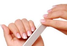Realizarse tatuajes, 'piercings' o tener contacto con algún instrumento contaminado durante la manicura o pedicura elevan el riesgo.