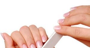 Realizarse tatuajes, 'piercings' o tener contacto con algún instrumento contaminado durante la manicura o pedicura elevan el riesgo.