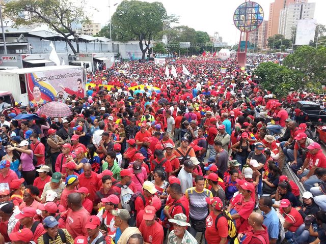 Miles de chavistas marcharon este s&aacute;bado en Caracas para rechazar el "ataque cibern&eacute;tico" que, aseguran, sufri&oacute; la principal hidroel&eacute;ctrica del pa&iacute;s.