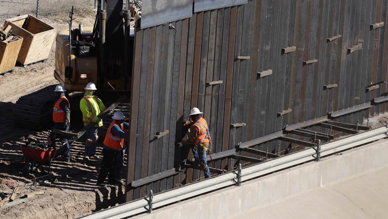 Los 1.000 millones de dólares, informó este lunes el Pentágono, servirían para construir 57 millas (92 kilómetros) de muro.