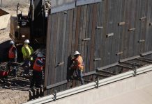 Los 1.000 millones de dólares, informó este lunes el Pentágono, servirían para construir 57 millas (92 kilómetros) de muro.