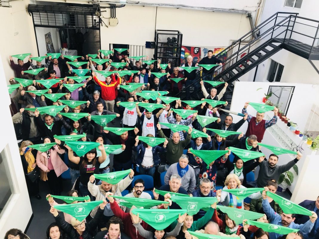La presencia en el pleno del Senado de México de pañuelos verdes que simbolizan el apoyo a la legalización del aborto desencadenó este jueves en una trifulca