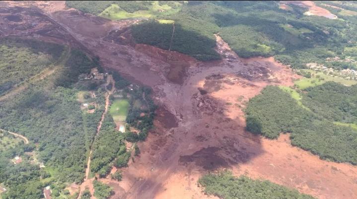 Una represa que contenía arcilla y arena se derrumbó este sábado en el estado brasileño de Rondonia.