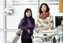 La dentista Huong Le (izq.) alistó a Zona Keo, trabajadora social y profesional de salud mental, para ayudar a los pacientes que expresan sentimientos de soledad e incluso pensamientos suicidas.