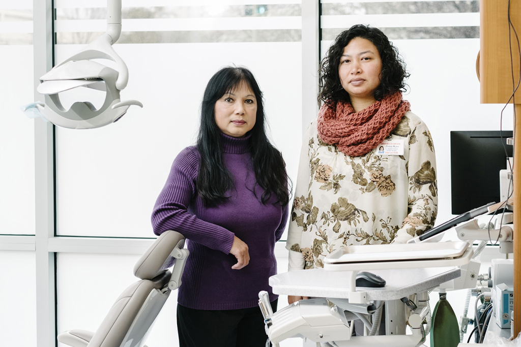 La dentista Huong Le (izq.) alistó a Zona Keo, trabajadora social y profesional de salud mental, para ayudar a los pacientes que expresan sentimientos de soledad e incluso pensamientos suicidas.