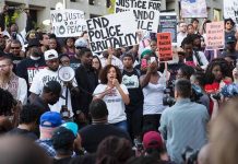 La del lunes fue la tercera noche de protestas en la capital del estado de California.