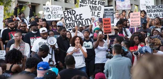 La del lunes fue la tercera noche de protestas en la capital del estado de California.