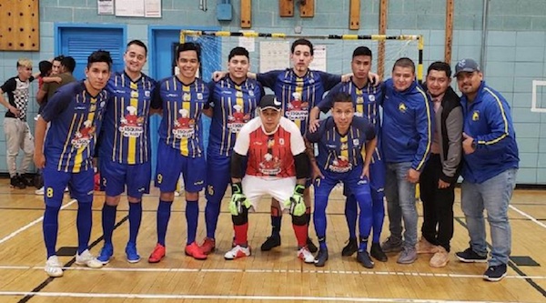 Jugadores y dirigentes del 'Poderoso' sexteto Delfín F.C. que entraron a la Liguilla de la HONDUCOL Liga de Indoor Futbol, compartiendo 'honores'. Con ellos Yimmty Molina, presidente y Karl Pantaleon. (Foto Cortesía: MarMuen).