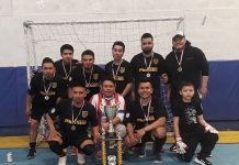 Integrantes del Atlético que cerró 'gallardamente' la campaña en el campeonato los días Martes. Aquí los vemos posando con la gigantezca copa que los identifica como campeón en la Brooklyn Juniors Soccer Lague. (Foto Cortesía: César Grande)