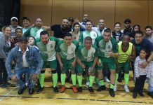 Jugadores, Dirigentes y la "Barra Brava" del sexteto catracho Ruinas de Copan que, este sábado 27 de Abril, tendrá un partidazo de ganar o ganar para avanzar a la gra final categoría Veteranos en la HONDUCOL Liga de Indoor Fútbol, en El Bronx. (Foto: Buki Chapin)