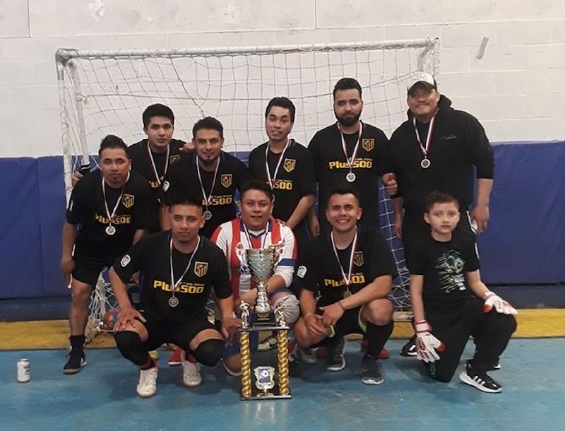 Integrantes del Atl&eacute;tico que cerr&oacute; 'gallardamente' la campa&ntilde;a en el campeonato los d&iacute;as Martes. Aqu&iacute; los vemos posando con la gigantezca copa que los identifica como campe&oacute;n en la Brooklyn Juniors Soccer Lague. (Foto Cortes&iacute;a: C&eacute;sar Grande)