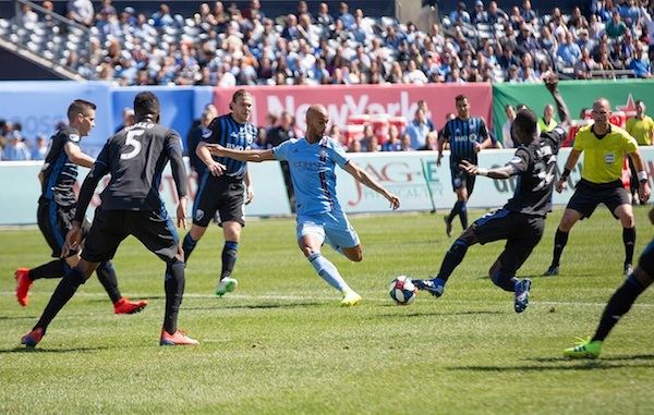 Acciones como esta se vieron en el partido entre el NYCFC - Montreal Impact. Aquí vemos al 'debutante' brasileño Heber “Héber” Araujo dos Santos (No. 9) disputando el balón con jugadores del Montreal Impact. (Foto Cortesía Cathy Lojo).