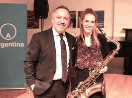 Julieta Eugenio agradecida por respaldo de la representación diplomática de Argentina, junto al Cónsul General Adjunto Hon. Eduardo Almirantearena.