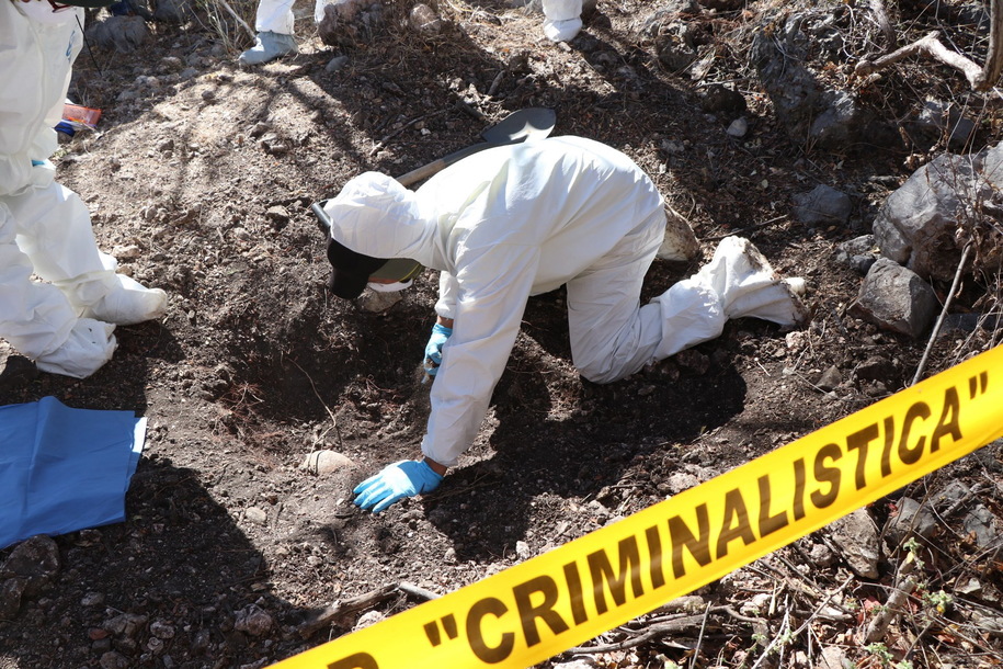 27 los cuerpos encontrados en 19 fosas en el norte de México El número de cuerpos encontrados en 19 fosas clandestinas localizadas en el municipio de Cajeme, en el norteño estado mexicano de Sonora, se elevó a 27