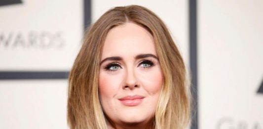 Adele se convirtió en madre de su único hijo el 19 de octubre de 2012.