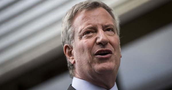 Bill de Blasio, firm&oacute; una orden ejecutiva que proh&iacute;be a las agencias de la ciudad comprar pl&aacute;sticos de un solo uso.