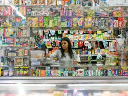 Las bodegas de Nueva York, en guerra contra las apps de entrega en 15 minutos La iniciativa busca incentivar el espíritu empresarial de los inmigrantes establecidos en la ciudad.