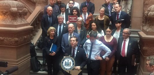 La propuesta de ley del senador demócrata Brad Hoylman aplicaría sólo a lo relacionado con Nueva York.