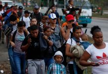 Centenares de hondureños continuaron este jueves saliendo de su país detrás de la caravana de más de un millar que arrancó desde San Pedro Sula.