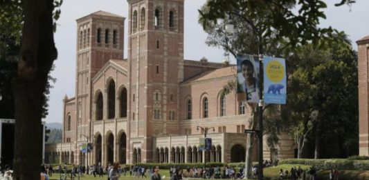 Según informó UCLA en un comunicado, 119 estudiantes y ocho miembros de la facultad no habían podido demostrar su inmunización.